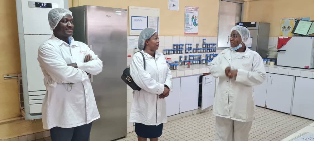S.E.Mme Amani Sara, Ambassadeur de Côte d'Ivoire au Royaume-Uni, visite l'usine CEMOI.